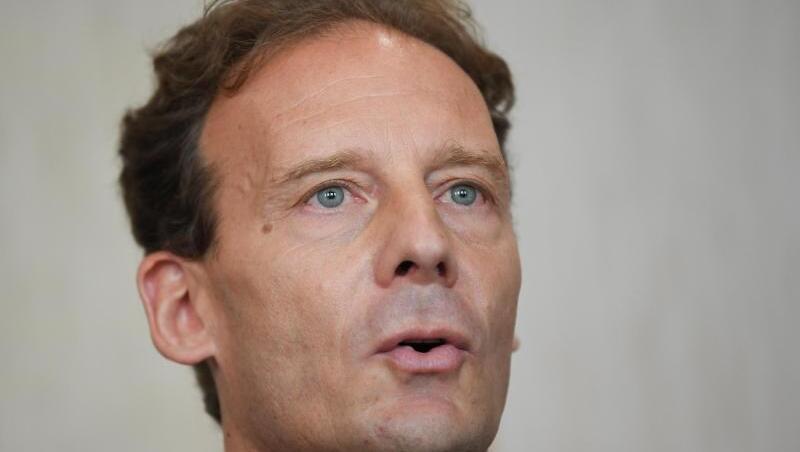 Alexander Falk, einer der Erben des gleichnamigen Stadtplan-Verlags, im Gerichtssaal. Alexander Falk, einer der Erben des gleichnamigen Stadtplan-Verlags, im Gerichtssaal.