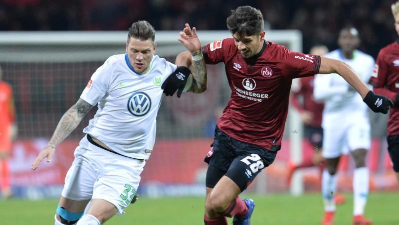 Wolfsburgs Daniel Ginczek (l) und Nürnbergs Lukas Mühl kämpfen im Max-Morlock-Stadion um den Ball. Foto: Timm Schamberger Wolfsburgs Daniel Ginczek (l) und Nürnbergs Lukas Mühl kämpfen im Max-Morlock-Stadion um den Ball. Foto: Timm Schamberger