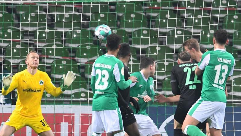 Werders Kevin Möhwald (4.v.l.) erzielt gegen Fürths Abwehr um Torwart Sascha Burchert das 1:0.