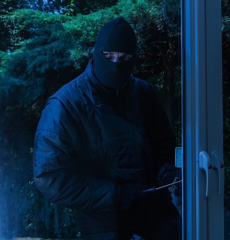 Während Urlaub Einbrecher duscht in Haus in Moosach und masturbiert im