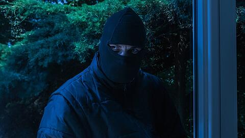 Ein Täter wurde von der betagten Bewohnerin überrascht (Symbolbild).