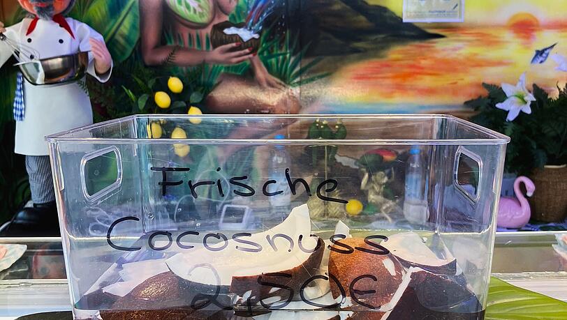 Für 2,50 Euro gibt es ein Stück frische Kokosnuss auf der Oidn Wiesn.