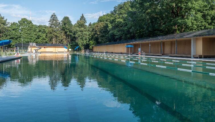 Wie im Naturbad Maria Einsiedel erfolgt im Naturbad Georgenschwaige die Wasserreinigung mikrobiologisch &ndash; ganz ohne Chlor. Eine Photovoltaikanlage und eine W&auml;rmepumpe sorgen f&uuml;r klimafreundlichen Badebetrieb mit konstant 22 Grad warmem Wasser.