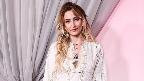 Paris Jackson macht &ouml;ffentlich, dass sie schon zweimal verlobt war.