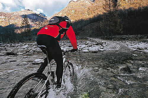 Moutainbiker: Millionen zieht es in die freie Natur. Sie geben Unsummen für die perfekte Ausrüstung aus &ndash; doch bei den Arbeiterinnen bleibt wenig hängen.
