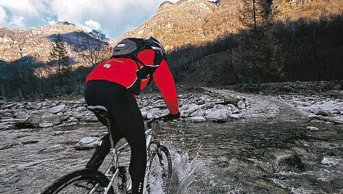 Moutainbiker: Millionen zieht es in die freie Natur. Sie geben Unsummen für die perfekte Ausrüstung aus – doch bei den Arbeiterinnen bleibt wenig hängen. Moutainbiker: Millionen zieht es in die freie Natur. Sie geben Unsummen für die perfekte Ausrüstung aus – doch bei den Arbeiterinnen bleibt wenig hängen.