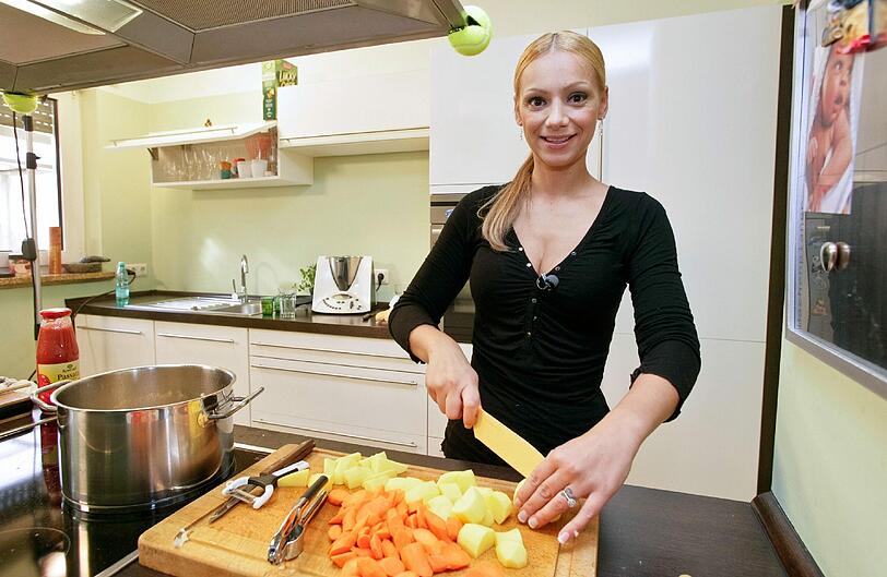 Am 25. März sendet Vox ein weiteres Promi-Dinner mit den Dschungelstart Micaela Schäfer, Vincent Raven, Martin Kesici und Radost Bokel - sehen Sie hier vorab einige Bilder der Sendung.