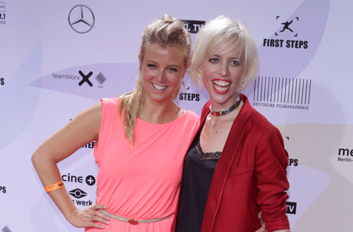 Nina (l.) und Katja Eichinger auf dem Roten Teppich zur Verleihung der First Steps Awards in Berlin. 
Die First Steps Awards werden in den Kategorien Spielfilm, Dokumentarfilm und Werbefilm vergeben.