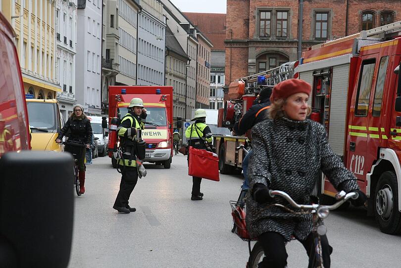 Die Feuerwehr musste laut einem Sprecher zu etwa 50 Einsätzen im ganzen Stadtgebiet ausrücken, um etwa Menschen aus Aufzügen zu befreien.