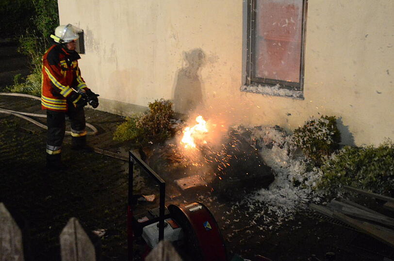 Zum Vollbrand eines Wohnhauses wurden die Feuerwehren aus Vilsbiburg, Seyboldsdorf, Aich und Bonbruck in der Nacht von Freitag auf Samstag kurz vor ein Uhr alarmiert.