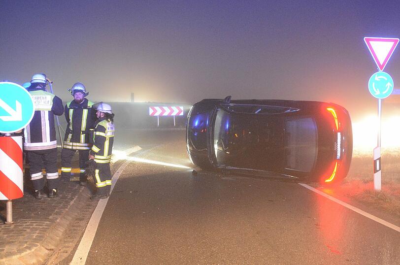 Ziemlich demoliert: Der Audi kam auf der Fahrerseite zum Liegen. Die Bilder vom Unfallort