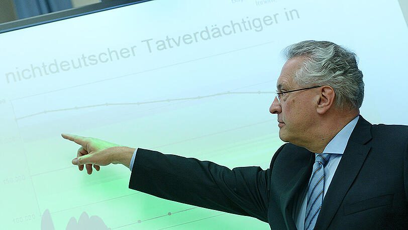 Bayerns Innenminister Joachim Herrmann (CSU) hat am Mittwoch die aktuelle Kriminalitätsstatistik des Freistaats präsentiert. Bayerns Innenminister Joachim Herrmann (CSU) hat am Mittwoch die aktuelle Kriminalitätsstatistik des Freistaats präsentiert.