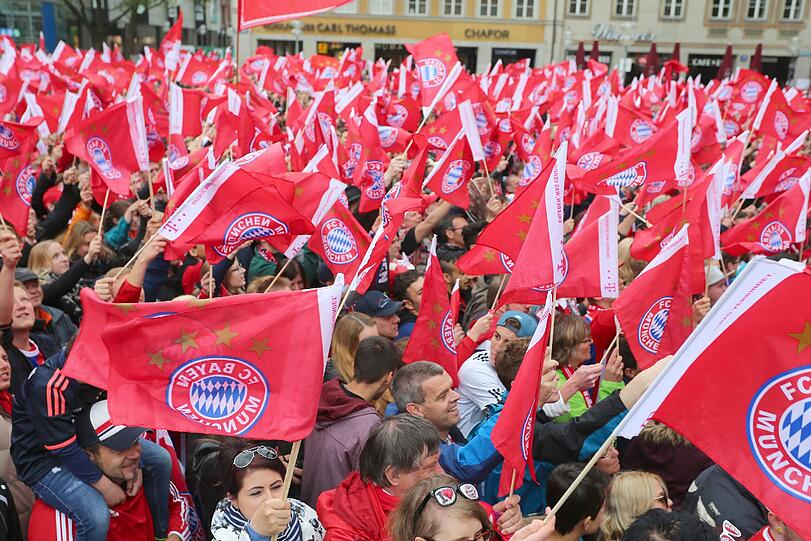 Am Sonntag feierte der FC Bayern (Männer wie Frauen) den Gewinn der Deutschen Meisterschaft. Tausende Fans waren auf den Marienplatz gekommen. Die Bilder.