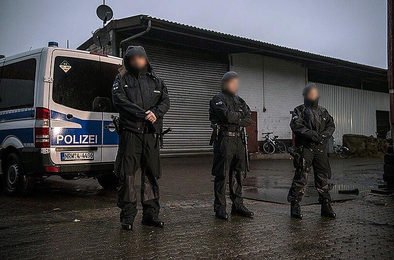 Seit Dienstag Früh läuft die Großrazzia gegen die "Lies!"-Salafisten. Die Bilder vom Polizeieinsatz.
