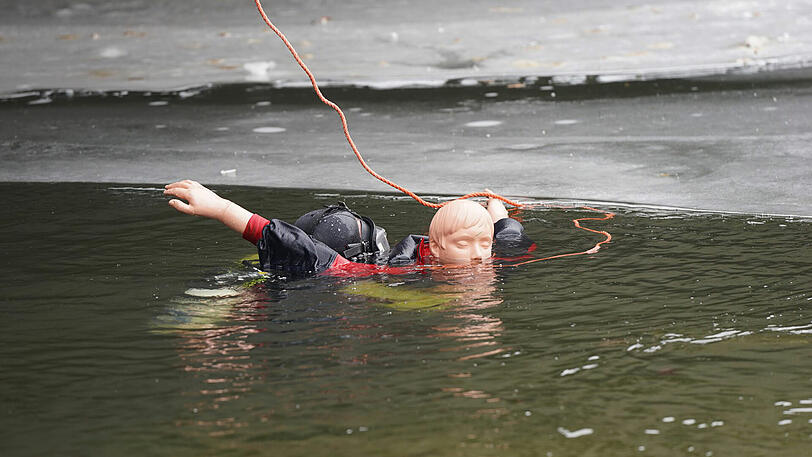 Im kalten Nymphenburger Kanal war die Münchner Feuerwehr zur Übung angerückt.
