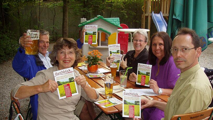 Ein Teil des Redaktionsteams feiert die neue Stadtteilzeitung beim traditionellen Ortsvereinsstammtisch. Ein Teil des Redaktionsteams feiert die neue Stadtteilzeitung beim traditionellen Ortsvereinsstammtisch.