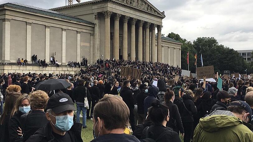 Über 25.000 Menschen protestierten am Samstag in München rund um den Königs- und den Karolinenplatz friedlich gegen Rassismus. Auslöser der weltweiten Demos - allein in Deutschland gingen Menschen in über 25 Städten auf die Straße -  war ein Polizeieinsatz in Minneapolis, Minnesota, am 25. Mai 2020. Der 46-jährige Afroamerikaner George Floyd starb dabei durch Polizeigewalt. In München war dies die größte Demo seit langer Zeit.