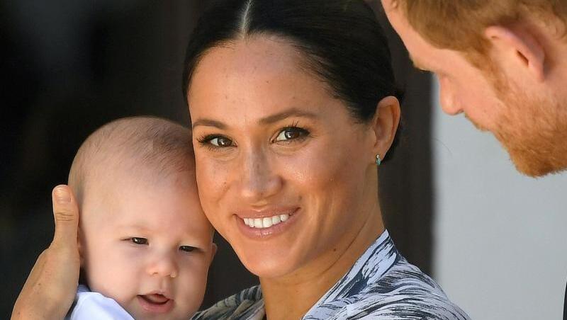 Der britische Prinz Harry (r), Herzog von Sussex, und seine Frau Meghan (M), Herzogin von Sussex, zeigen ihren Sohn Archie. Der britische Prinz Harry (r), Herzog von Sussex, und seine Frau Meghan (M), Herzogin von Sussex, zeigen ihren Sohn Archie.