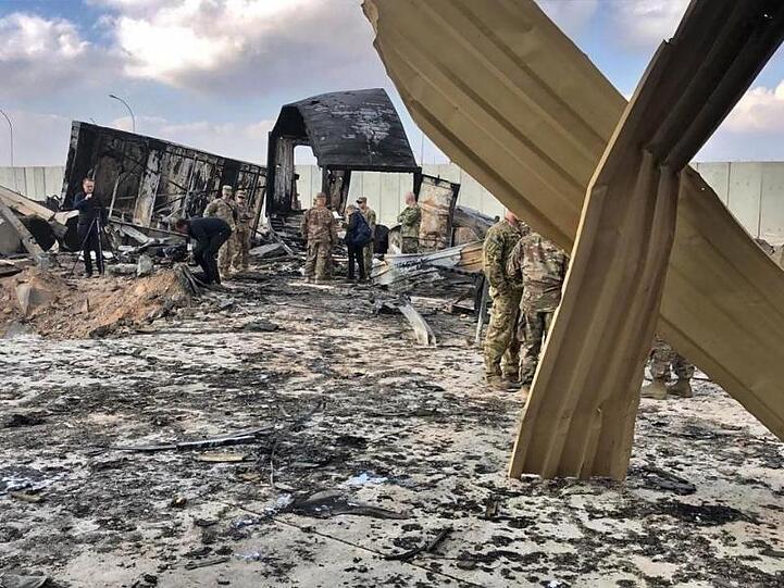 US-Soldaten und Journalisten inspizieren die Trümmer auf dem US-Stützpunkt Ain al-Assad.