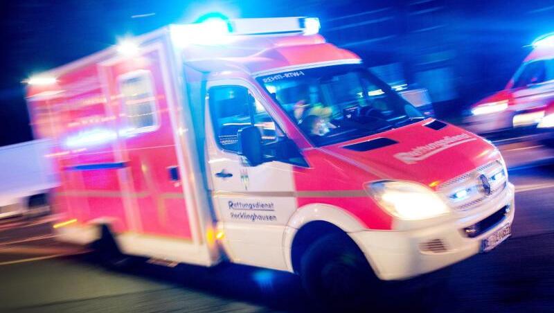 Der BMW-Fahrer, die 31-jährige Mercedes-Fahrerin und ihre 19-jährige Beifahrerin kamen zur weiteren medizinischen Untersuchung in Kliniken. (Symbolbild)