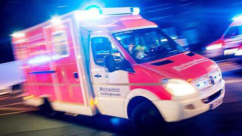 Der Motorradfahrer wurde bei dem Zusammenprall schwer verletzt und musste in ein Krankenhaus gebracht werden. (Symbolbild)