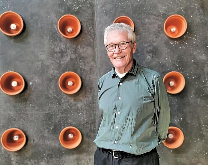 Architekt Arno Lederer vor den "Blumentopf-Leuchten".