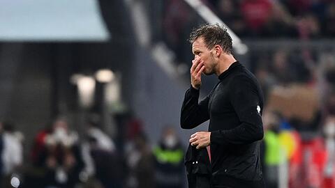 Münchens Cheftrainer Julian Nagelsmann geht nach dem Spiel über den Platz.