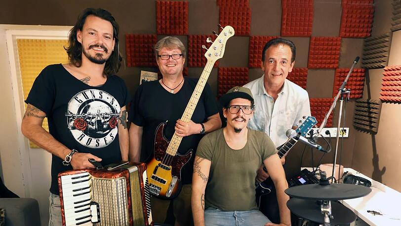 Im Probenraum: Daniel Stangl, Frank Schimann, Mario und Willi Stangl (v. li.). Sie spielen auch auf Hochzeiten und anderen Veranstaltungen.