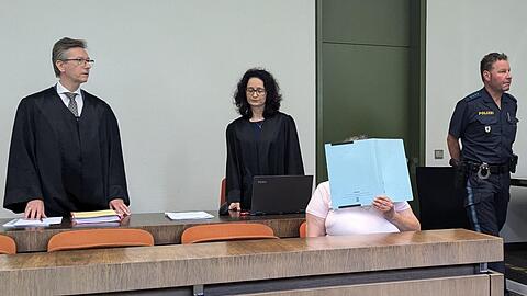 Beim Prozessauftakt: die Angeklagte und ihre Verteidiger.