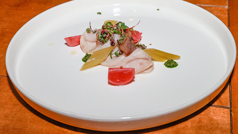 Erster Gang: Schwertfisch-Ceviche, gepickelter Staudensellerie und Radieschen, Petersilien-Pesto.
