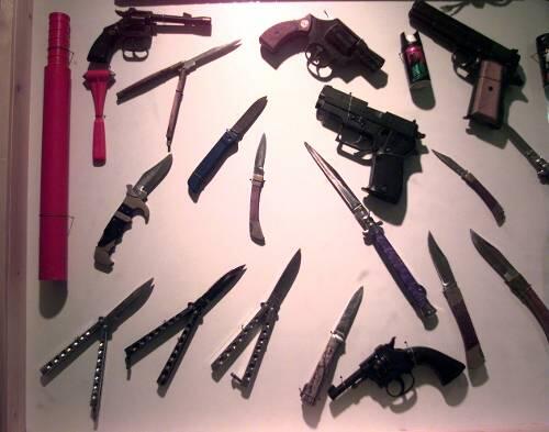 Auf diesem Foto sind Waffen zu sehen, die die Polizei bei Nürnberger Schülern sichergestellt hat: Pistolen, Revolver, ein Baseballschläger sowie verbotene Butterfly-Messer.