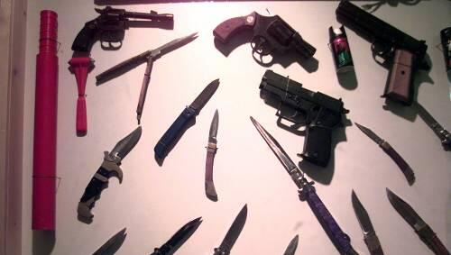Auf diesem Foto sind Waffen zu sehen, die die Polizei bei Nürnberger Schülern sichergestellt hat: Pistolen, Revolver, ein Baseballschläger sowie verbotene Butterfly-Messer. Auf diesem Foto sind Waffen zu sehen, die die Polizei bei Nürnberger Schülern sichergestellt hat: Pistolen, Revolver, ein Baseballschläger sowie verbotene Butterfly-Messer.