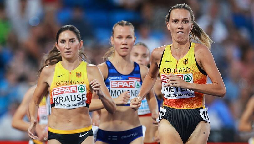Gesa Krause (l) zeigte Verständnis für das emotionale Interview von Lea Meyer nach dem EM-Finale über 3.000 Meter Hindernis. Gesa Krause (l) zeigte Verständnis für das emotionale Interview von Lea Meyer nach dem EM-Finale über 3.000 Meter Hindernis.