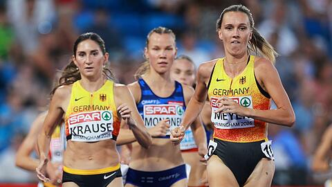 Gesa Krause (l) zeigte Verst&auml;ndnis f&uuml;r das emotionale Interview von Lea Meyer nach dem EM-Finale &uuml;ber 3.000 Meter Hindernis.