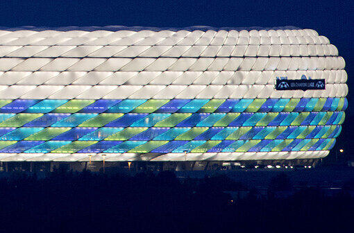 Die Allianz Arena leuchtet in München weiß, gruen und türkis in den Farben des Champions League-Finales - und 180 000 Fans sind in der Stadt.