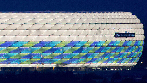 Die Allianz Arena leuchtet in München weiß, gruen und türkis in den Farben des Champions League-Finales - und 180 000 Fans sind in der Stadt. Die Allianz Arena leuchtet in München weiß, gruen und türkis in den Farben des Champions League-Finales - und 180 000 Fans sind in der Stadt.