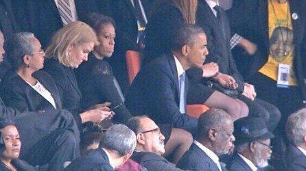 Und da sind auf einmal die Plätze getauscht: Michelle Obama sitzt zwischen ihrem Mann und der Dänin.