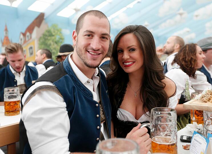 Der EHC feierte am Sonntag auf der Wiesn mit dem Wiesn-Playmate!