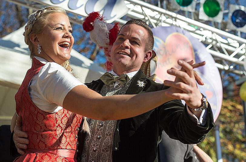 Das neue Prinzenpaar, Prinz Christian II (Christian Schöttl) von Monaco de Bavaria und Prinzessin Cornelia II. (Cornelia Heidler) von den Brettern, die die Weltbedeuten, tanzt am 11.11.2015 während der Faschingseröffnung am Viktualienmarkt in München.