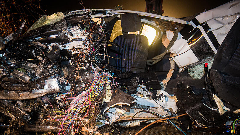 Der Wagen raste gegen einen Baum, entwurzelte ihn sogar. Der 35-jährige Fahrer starb noch am Unfallort.