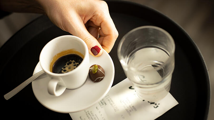 Besonders Frauen in der Gastronomie verdienen noch deutlich weniger als ihre männlichen Kollegen.