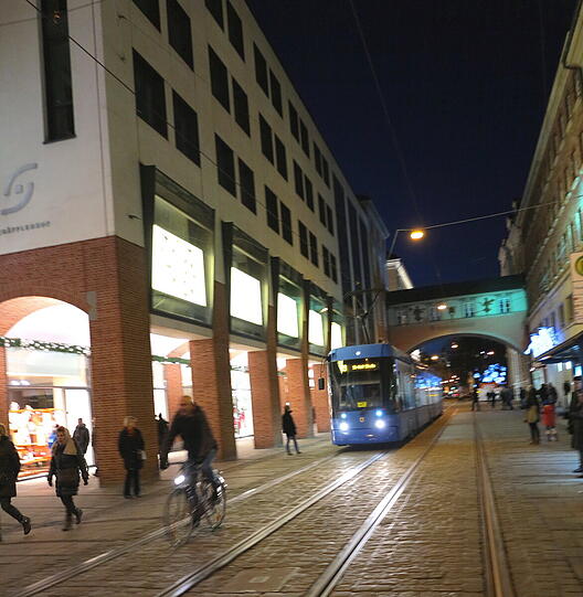 "Die Münchner Straßenreinigung kämpft auch sonntags tapfer gegen Müllberge im Stadtzentrum."
