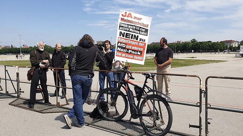Erste Teilnehmer versammelten sich gegen 14 Uhr auf der Theresienwiese.