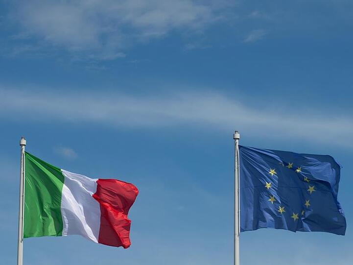Die Flaggen der Europäischen Union (r) und Italiens wehen in Rom. Der italienische Ministerpräsident Giuseppe Conte will sich in den nächsten Monaten darum bemühen, ein Strafverfahren abzuwenden.