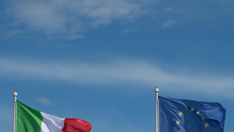 Die Flaggen der Europäischen Union (r) und Italiens wehen in Rom. Der italienische Ministerpräsident Giuseppe Conte will sich in den nächsten Monaten darum bemühen, ein Strafverfahren abzuwenden. Die Flaggen der Europäischen Union (r) und Italiens wehen in Rom. Der italienische Ministerpräsident Giuseppe Conte will sich in den nächsten Monaten darum bemühen, ein Strafverfahren abzuwenden.