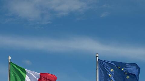 Die Flaggen der Europäischen Union (r) und Italiens wehen in Rom. Der italienische Ministerpräsident Giuseppe Conte will sich in den nächsten Monaten darum bemühen, ein Strafverfahren abzuwenden.