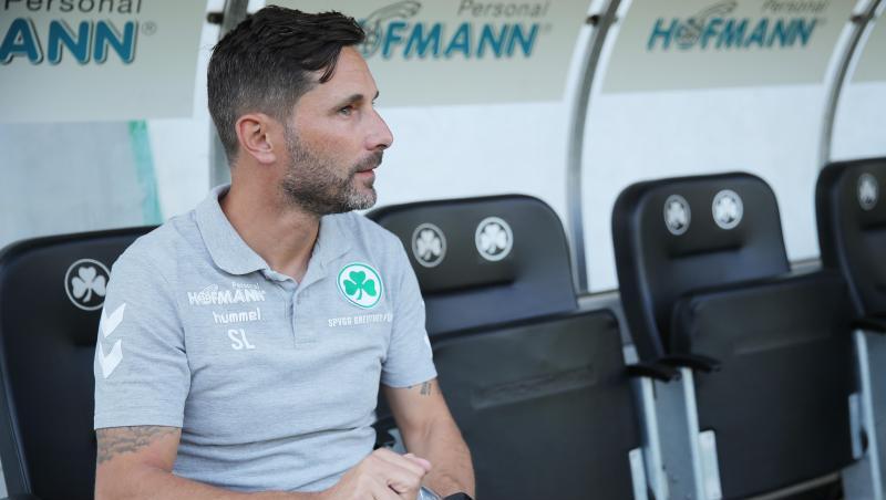 Der Fürther Trainer Stefan Leitl sitzt vor Spielbeginn am Platz. Foto: Daniel Karmann/Archivbild Der Fürther Trainer Stefan Leitl sitzt vor Spielbeginn am Platz. Foto: Daniel Karmann/Archivbild