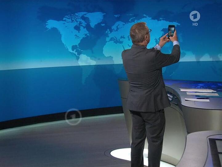 Jan Hofer,macht ein Selfie.