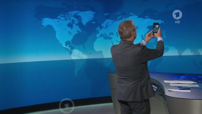 Jan Hofer,macht ein Selfie.