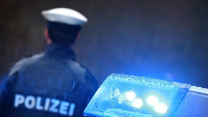 Ein Polizist steht vor einem Streifenwagen. Foto: Karl-Josef Hildenbrand/dpa/Symbolbild Ein Polizist steht vor einem Streifenwagen. Foto: Karl-Josef Hildenbrand/dpa/Symbolbild
